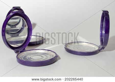 Empty Round Foundation Powder Case With Mirror, That Reflect Each Other