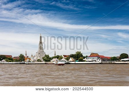 wat arun bangkok temple thailand river religious phraya buddhist architecture building
