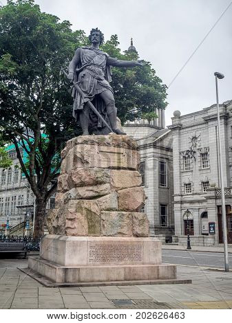 ABERDEEN, SCOTLAND: JULY 23: William Wallace statue on  July 23, 2017 in Aberdeen, Scotland. William Wallace is a famous Scottish hero who fought in the Scottish Wars of independence against England.