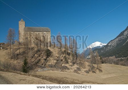 Alpská krajina s hradem (riom, Švýcarsko)