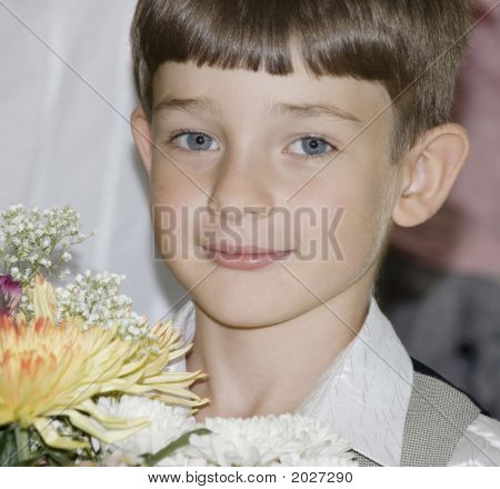 Niño y flores