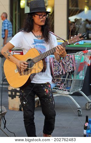Ferrara, Italia - August 27, 2017: The Ferrara Buskers Festival is dedicated to the art of the street. Artists sing their music perform in the street. Buskers Festival. Kenta Hayashi