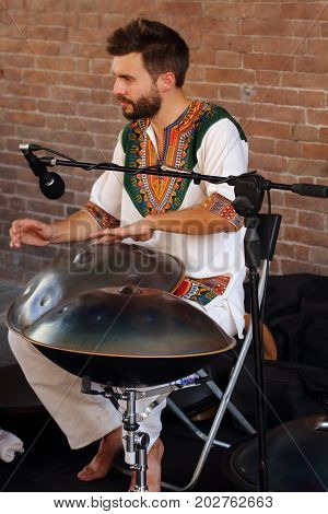 Ferrara, Italia - August 27, 2017: The Ferrara Buskers Festival is dedicated to the art of the street. Artists sing their music perform in the street. Buskers Festival. Paolo Borghi Hang Player