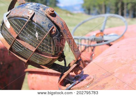 Primer plano de Tractor rojo viejo y abandonado