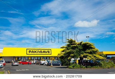 THAMES, Nova Zelândia - 3 de fevereiro: carros no lote de estacionamento de supermercado Pak'n salvar em 3 de fevereiro de 2010. PA