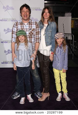 LOS ANGELES - FEB 09: JAMIE OLIVER & familie komt naar de 