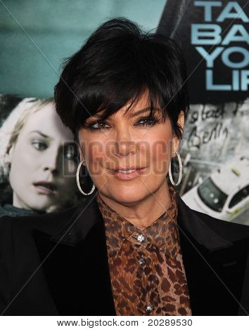 LOS ANGELES - 16 lutego: Kris Jenner przybywa 