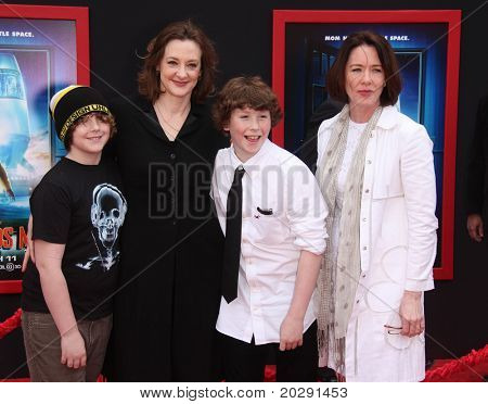 LOS ANGELES - 6: Joan Cusack oğulları, Dylan & km & Ann Cusack geliyor 