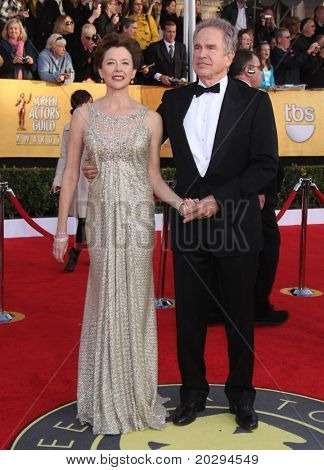 LOS ANGELES - tammi 30: Annette Bening & Warren Beatty saapuvat SAG Awards 2011 Tammikuu 3