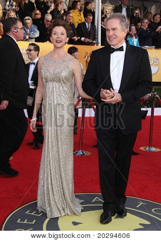 LOS ANGELES - tammi 30: Annette Bening & Warren Beatty saapuvat SAG Awards 2011 Tammikuu 3