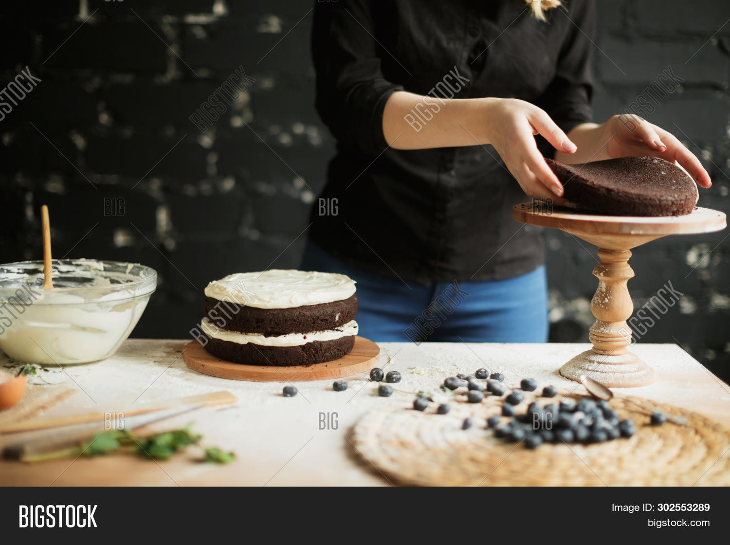 Мультяшные девушки за столом. Торт на столе рисунок. Девушка кондитер с тортом. Торт энканто. Торт эстетика.