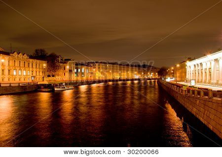 Nevskij v noci. Petrohrad, Rusko