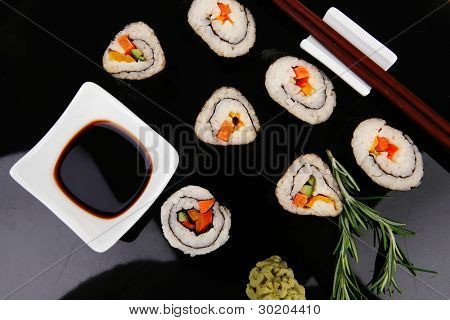 Sushi Maki Roll vihanneksia ja lohen sisällä. musta levy soysauce ja wasabi. Japane