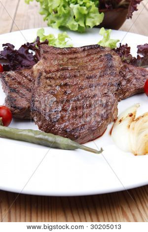 肉料理： 2 つの緑のレタスのサラダ、ロースト オニオン、レッド ・ ホット ・ チリ ・ ペッパーズ、ステーキのグリル