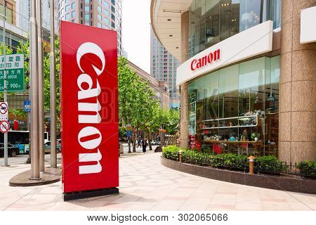 Shanghai, China - May, 2019: Canon Logotype Sign Board At The Entrance To The Canon Shop In Shanghai