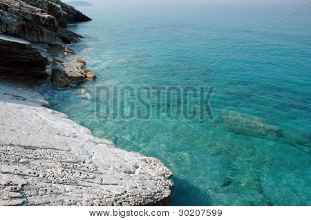 Krásné skalnaté pláži v Albánii