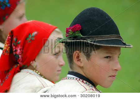 Enfants en habit traditionnel, Roumanie
