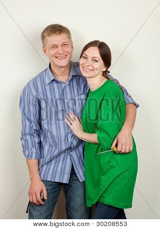 familia joven durante la reparación