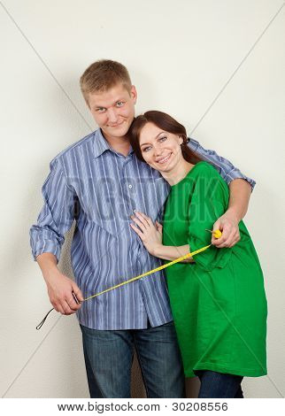 familia joven durante la reparación