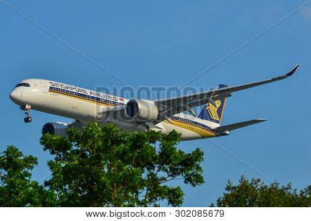 Airplane Landing At Changi Airport (sin)
