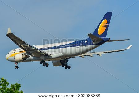 Airplane Landing At Changi Airport (sin)