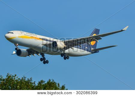Airplane Landing At Changi Airport (sin)