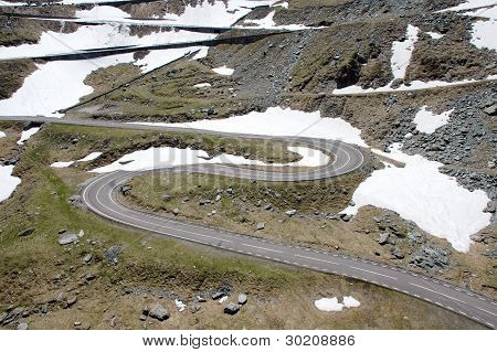 Transfagarasan mutkaista tietä Fagaras vuoria, Romania