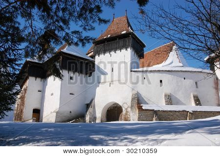Opevněný kostel Viscri (Weisskirch, Szaszfeheregyhaza) v Rumunsku. Dědictví UNESCO