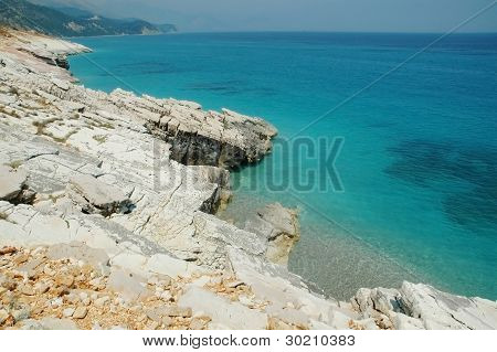 Krásné skalnaté pláži v Albánii