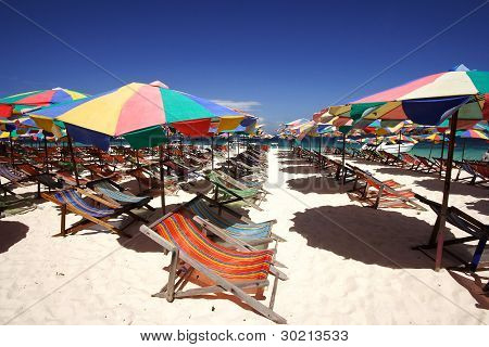 Pláž židle a slunečník barevné