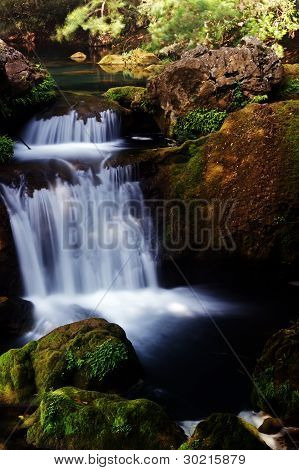 einen kleinen Wasserfall strÃ¶mt