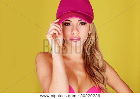 บลอนด์ busty ในหมวกยอดสีชมพูและบิกินี่ด้านบนที่จับคู่ ด้วยมือสูงสุด