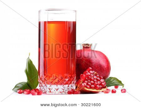 rijpe pomergranate en glas sap geïsoleerd op wit