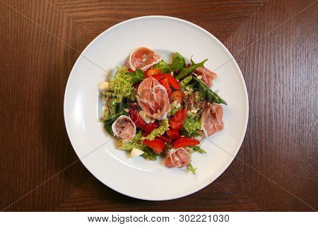 Fresh Salad With Chicken, Tomatoes And Mixed Greens