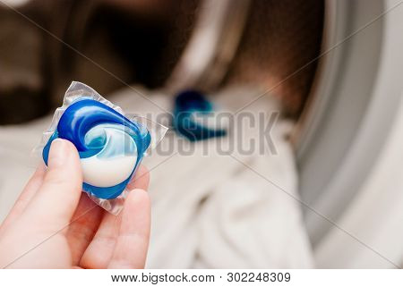Gel Capsule In Hand For Washing Mashine, Liquid Coloured Detergent