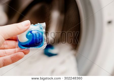 Gel Capsule In Hand For Washing Mashine, Liquid Coloured Detergent