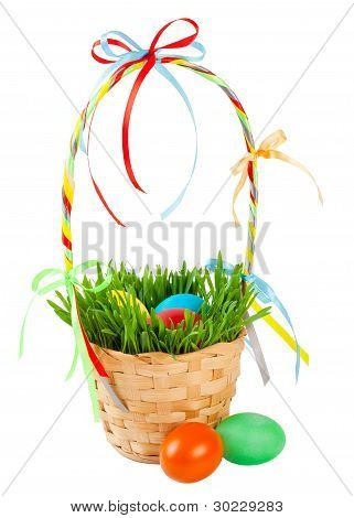 Paaseieren in de mand met groen gras