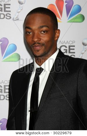 LOS ANGELES - Şubat 17: 43 NAACP Image Ödülleri tapınak Auditoriu, Anthony Mackie gelir