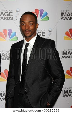 LOS ANGELES - Şubat 17: 43 NAACP Image Ödülleri tapınak Auditoriu, Anthony Mackie gelir