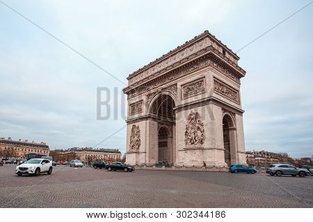 Paris, France - 15.01.2019: Arc De Triump, Located In The Middle Of The Place Charles De Gaulle
