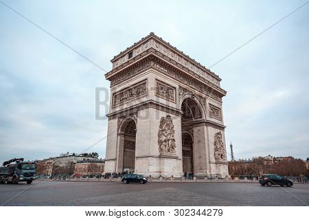 Paris, France - 15.01.2019: Arc De Triump, Located In The Middle Of The Place Charles De Gaulle