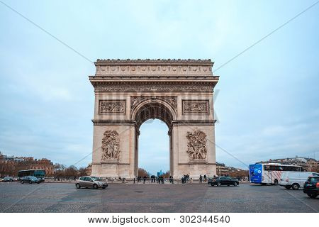 Paris, France - 15.01.2019: Arc De Triump, Located In The Middle Of The Place Charles De Gaulle