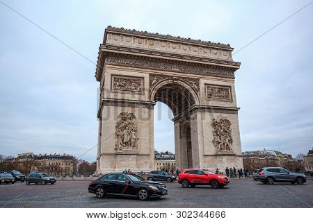 Paris, France - 15.01.2019: Arc De Triump, Located In The Middle Of The Place Charles De Gaulle