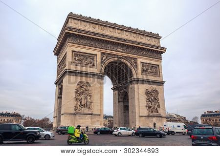 Paris, France - 15.01.2019: Arc De Triump, Located In The Middle Of The Place Charles De Gaulle