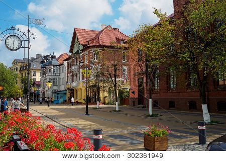 Zelenogradsk, Russia - September 5, 2018: Kurortny Prospect With A Kranz Clock In Sunny Weather. Bus
