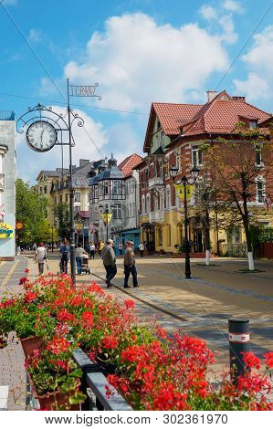 Zelenogradsk, Russia - September 5, 2018: Kurortny Prospect With A Kranz Clock In Sunny Weather. Bus