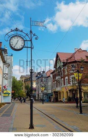Zelenogradsk, Russia - September 5, 2018: Kurortny Prospect With A Kranz Clock In Sunny Weather. Bus