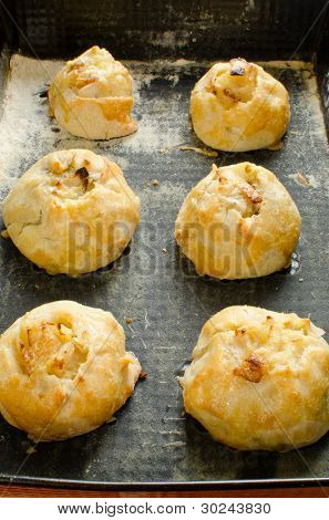 Knishes z ziemniaków i cebuli na blachę - żydowskie ciasta