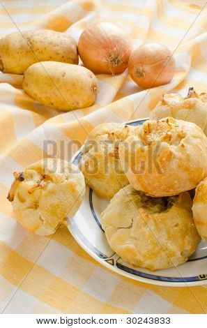 Knishes z ziemniaków i cebuli - żydowskie ciasta
