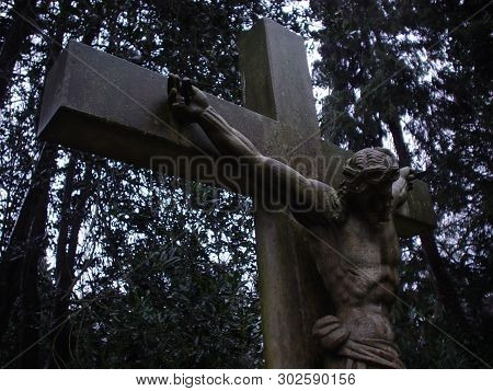 Friedhof Engesohde Statue, Taken In Hannover - Germany
